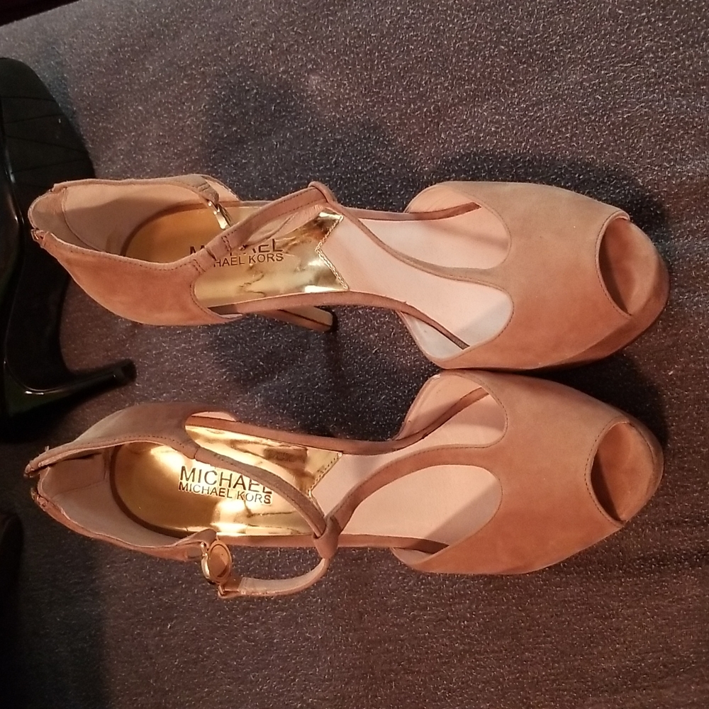 Barely worn Michael Kors women's size 9 1/2 suede shoe. Color is mushroom.